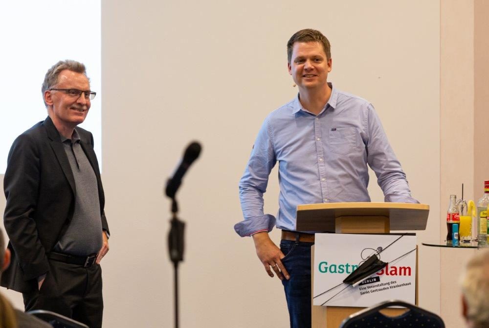 Gewinner Prof. Dr. Siegbert Faiss, Chefarzt Innere Medizin I im Sana Klinikum, mit Veranstalter René Pschowski, leitender Oberarzt der Gastroenterologie im Sankt Gertrauden-Krankenhaus