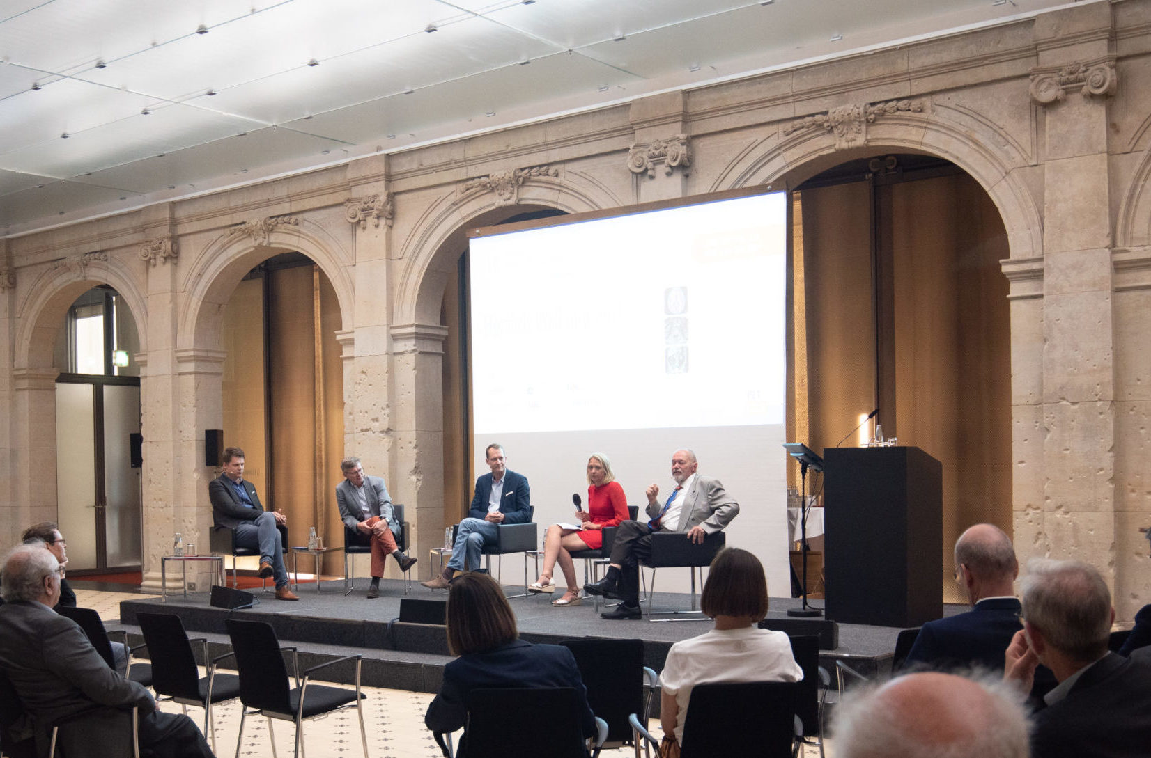 Dr. René Pschowski (links) in der Diskussion mit anderen Expertinnen und Experten beim Round Table zum Thema „ASV – zwischen Bürokratie und Chance“ (Foto: alesco concepts).