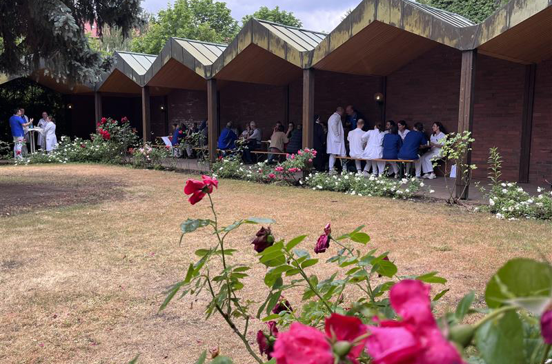 Sankt Gertrauden feiert Herz-Jesu-Fest im Schwesternpavillon