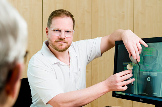 Künstliches Knie- & Hüftgelenk: Moderne Endoprothetik durch minimalinvasive, schonende Chirurgie