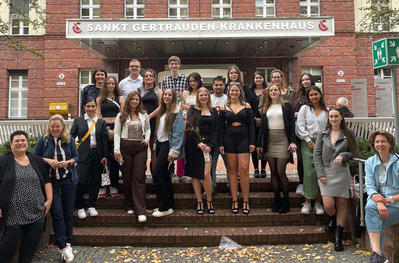 Abschlussjahrgang 2023: Azubis feiern erfolgreichen Abschied im Sankt Gertrauden-Krankenhaus in Berlin