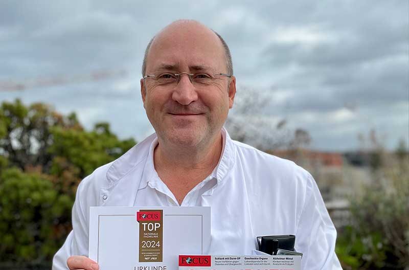Focus-Siegel für Akutgeriatrie: Dr. med. Christian Stofft freut sich über Urkunde