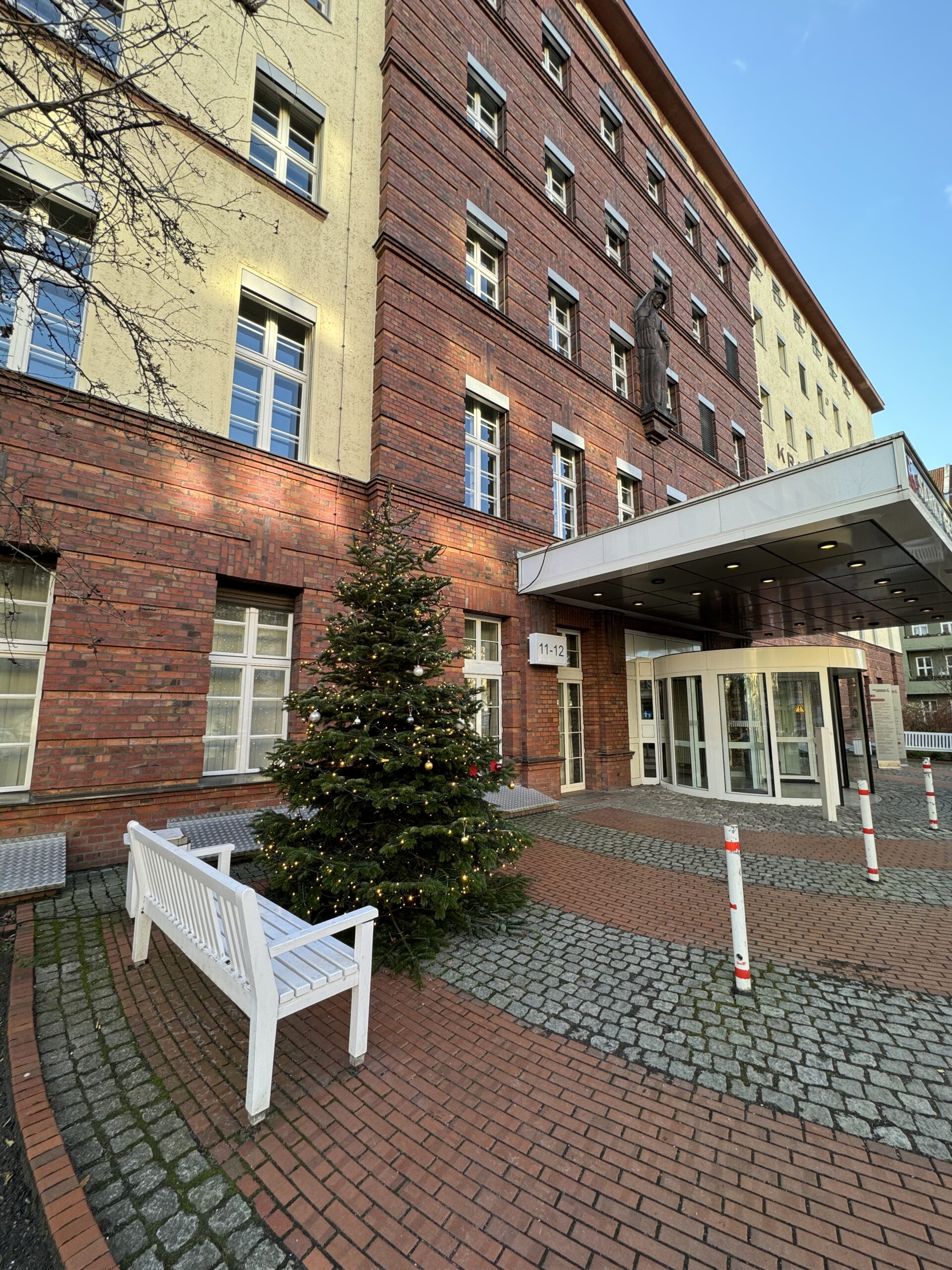 Weihnachtlich geschmückter Haupteingang Weihnachtsbaum vor dem Sankt Gertruden-Krankenhaus